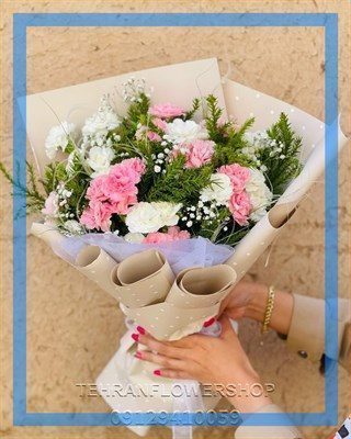 تاج گل برای تسلیت با ترکیب متعادل گل‌های سفید و کرم