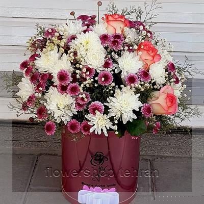 دسته گل عروس با گل نرگس و رز با گل‌های تازه و دیزاین حرفه‌ای
