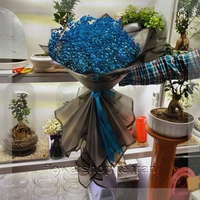دسته گل نرگس با گل‌های تازه و دیزاین حرفه‌ای