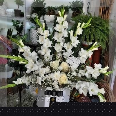 سبد گل رز سفید با ترکیب رنگ جذاب و ماندگار