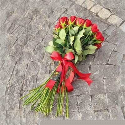سفارش دسته گل نرگس و رز قرمز با ارسال سریع و بسته‌بندی شیک