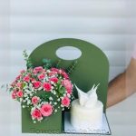 خرید کتاب برای هدیه با گل‌های تازه و دیزاین حرفه‌ای