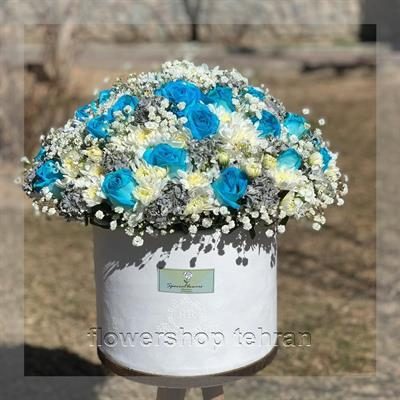 دسته گل آفتابگردان و نرگس با گل‌های تازه و دیزاین حرفه‌ای