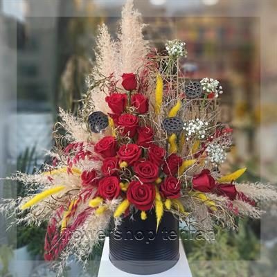 دسته گل بنفش کوچک با گل‌های تازه و دیزاین حرفه‌ای