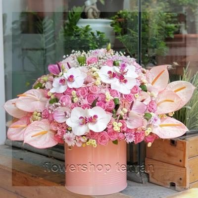 با باکس گل لاکچری مردانه بدون حرف اضافه، توجه و محبتت را نشان بده