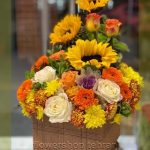 شکلات رز با گل‌های تازه و دیزاین حرفه‌ای