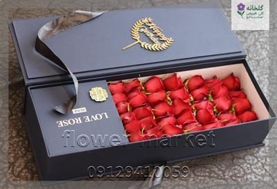 گلفروشی نزدیک ورودی کاخ نیاوران