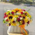چیدمان هنری گلهای کم نور برای دکور میز یا لابی
