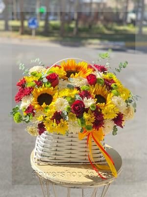 چیدمان هنری گلهای کم نور برای دکور میز یا لابی