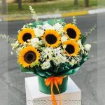 جام گل بله برون مصنوعی با گل‌های تازه و دیزاین حرفه‌ای
