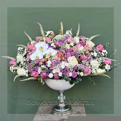 ارکیده بنفش با گل‌های تازه و دیزاین حرفه‌ای