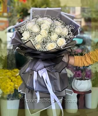 گل مناسب برای عرض تسلیت با گل‌های سفید و رنگ‌های ملایم برای همراهی در سوگ