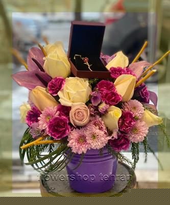 دسته گل برای مراسم افتتاحیه با گل‌های تازه و دیزاین حرفه‌ای
