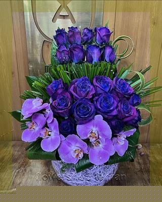چیدمان هنری سبد گل رز خواستگاری برای دکور میز یا لابی